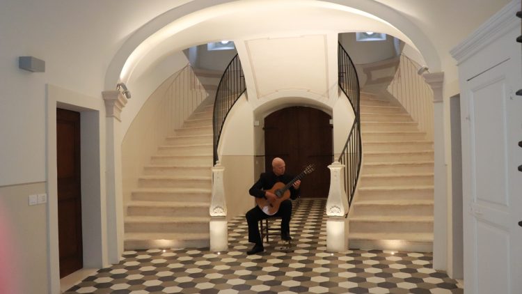 261028 Guitar at the Opera Foto 1
